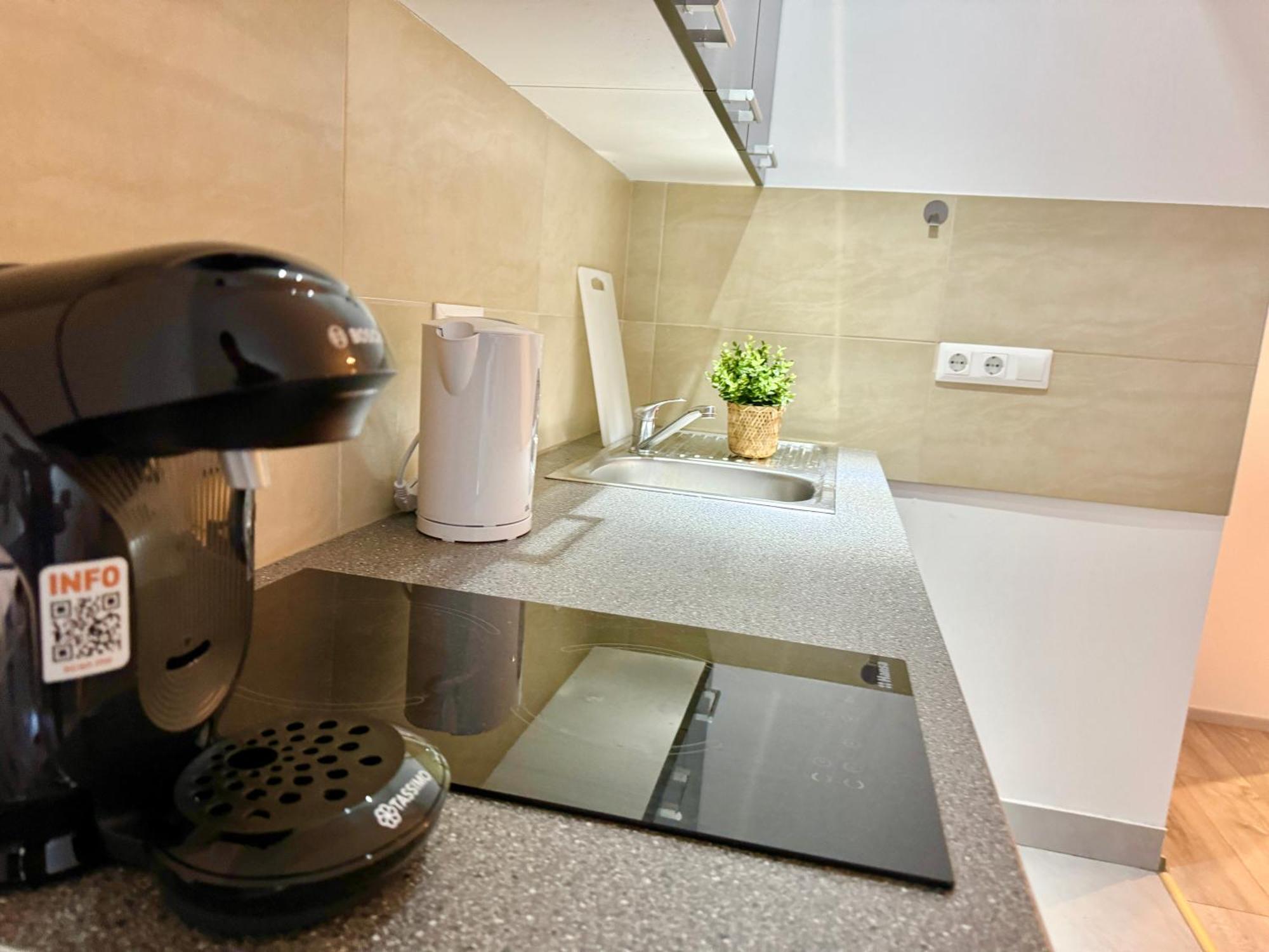 Stylish Schonbrunn Apartments - Free Underground Parking Vienna Esterno foto