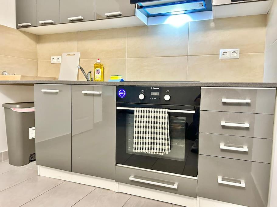 Stylish Schonbrunn Apartments - Free Underground Parking Vienna Esterno foto